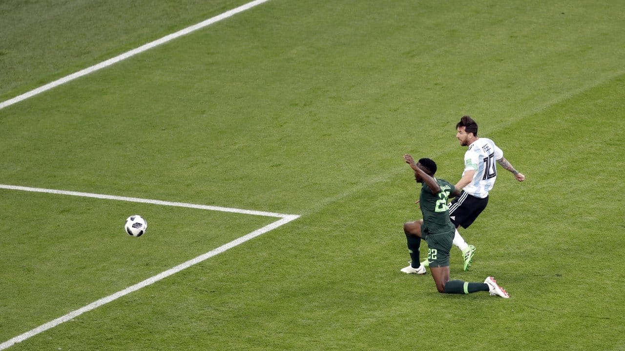 Lionel Messi (r) erzielt aus dem Lauf heraus gegen den Nigerianer Kenneth Omeruo das Tor zum 1:0 für Argentinien. Lionel Messi (r) erzielt aus dem Lauf heraus gegen den Nigerianer Kenneth Omeruo das Tor zum 1:0 für Argentinien.