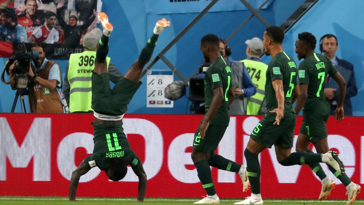 Victor Moses (l) aus Nigeria feiert seinen Treffer mit einen Handstandüberschlag. Victor Moses (l) aus Nigeria feiert seinen Treffer mit einen Handstandüberschlag.