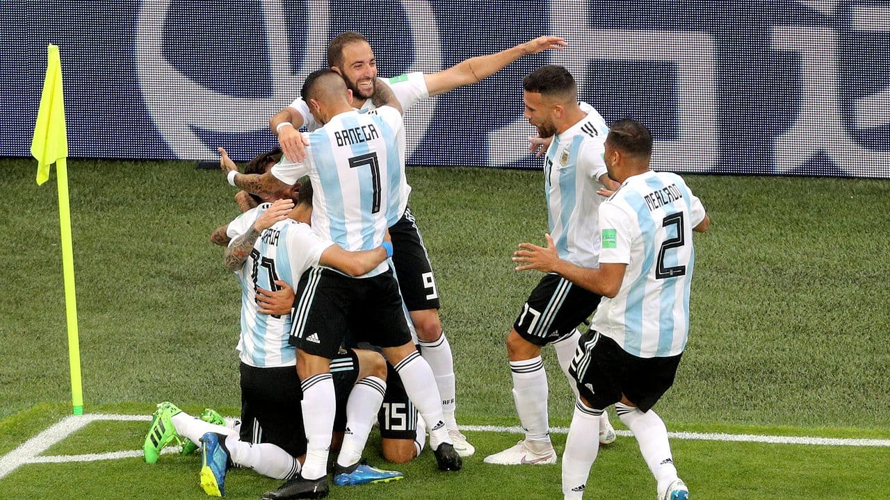 An der Eckfahne feiern die Argentinier die 1:0-Führung gegen Nigeria.