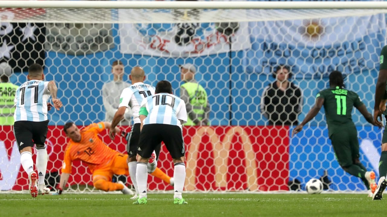 Nigerias Victor Moses (r/11) erzielt das 1:1 per Elfmeter gegen Torwart Franco Armani (unten) aus Argentinien.