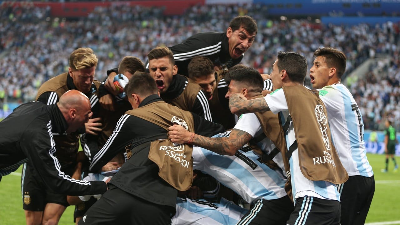 Mit einer Jubeltraube aus Spielern und Betreuern feiern die Argentinier ihren 2:1-Sieg im Spiel gegen Nigeria. Mit einer Jubeltraube aus Spielern und Betreuern feiern die Argentinier ihren 2:1-Sieg im Spiel gegen Nigeria.