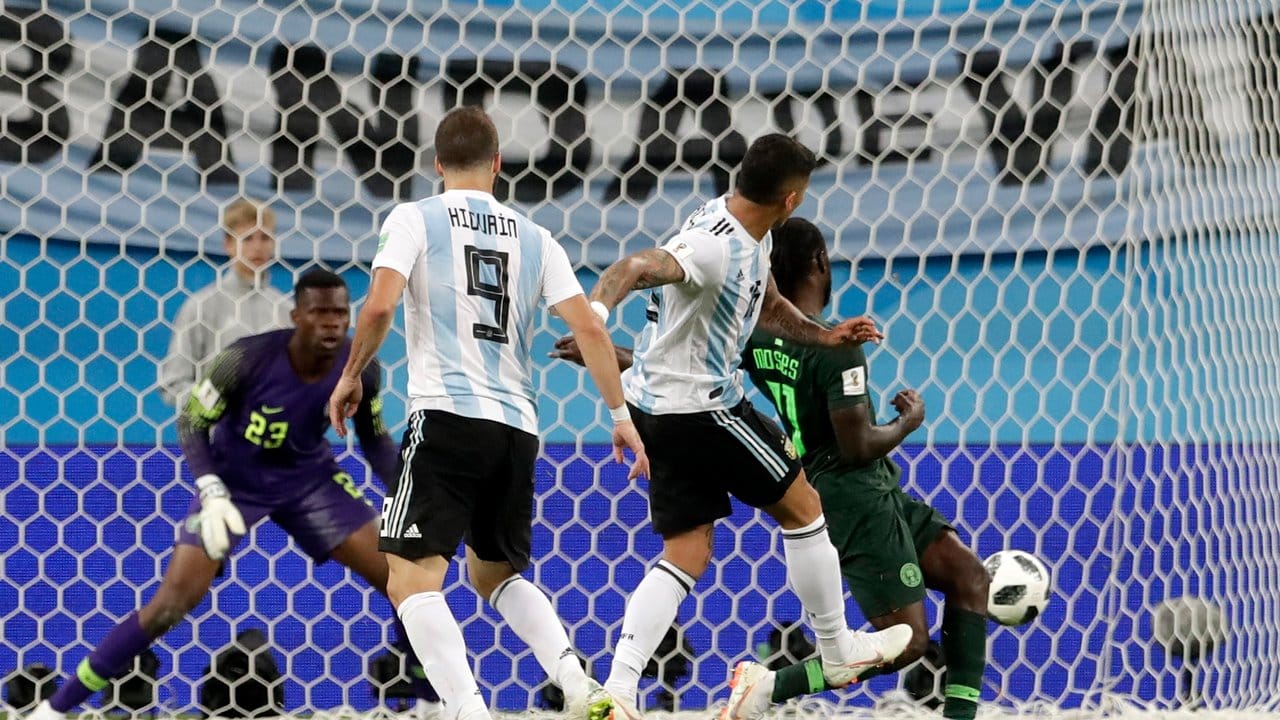 Der Argentinier Marcos Rojo (2. Der Argentinier Marcos Rojo (2.