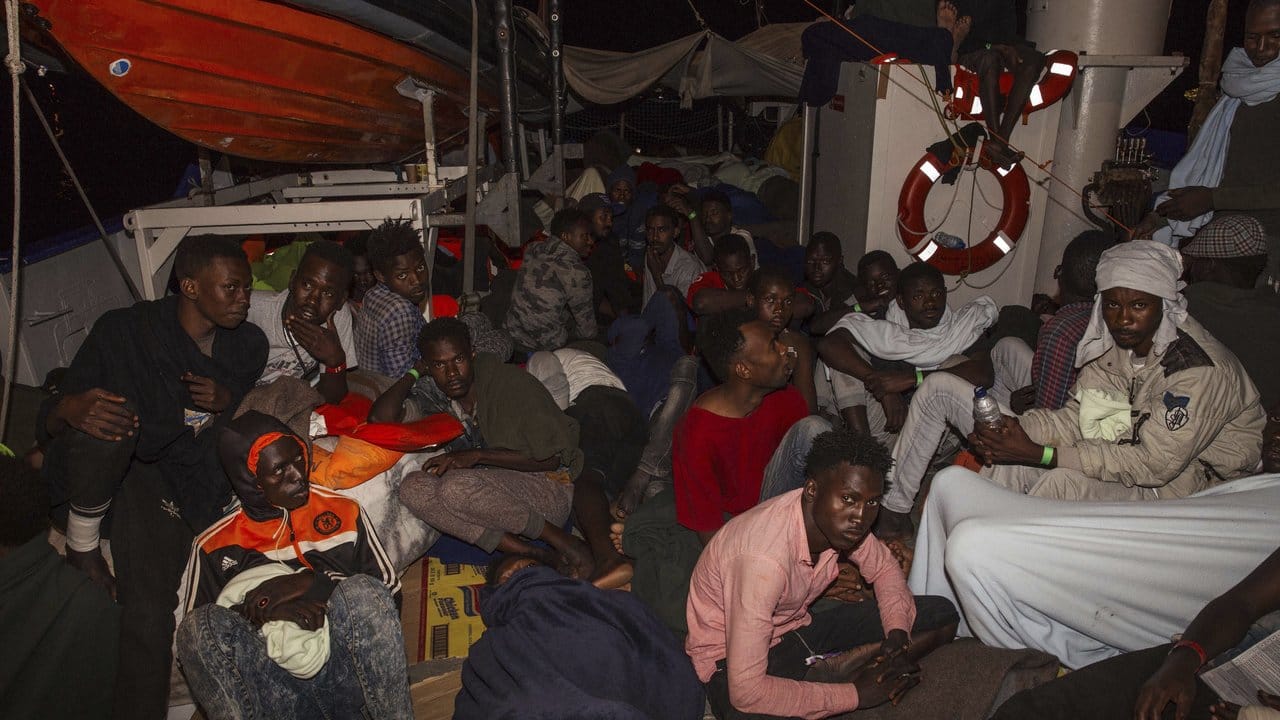 Gerettete Flüchtlinge sitzen an Bord der "Lifeline".