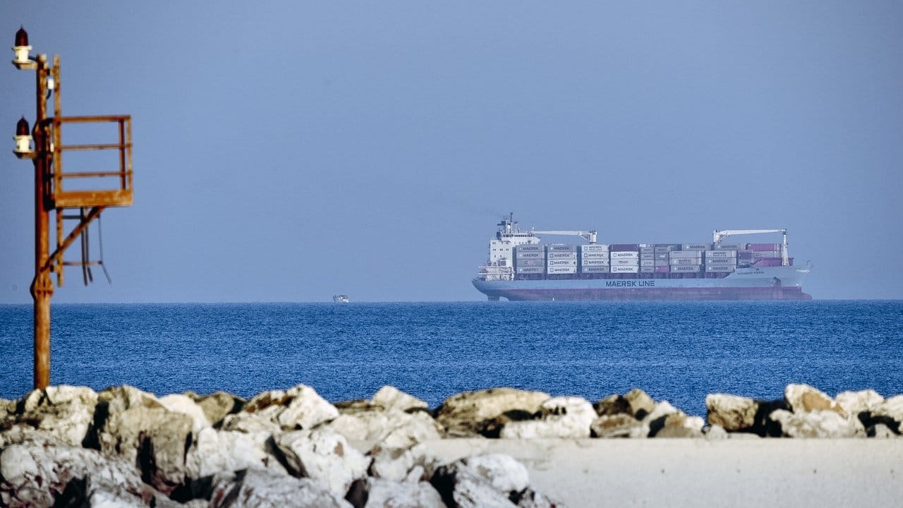 Das dänische Containerschiff "Alexander Maersk" durfte inzwischen auf Sizilien anlegen.