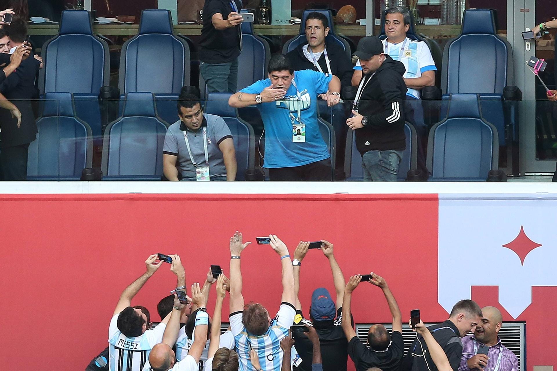 Es beginnt harmlos: Maradona schickt Küsse an argentinische Fans, die Fotos von ihm machen.