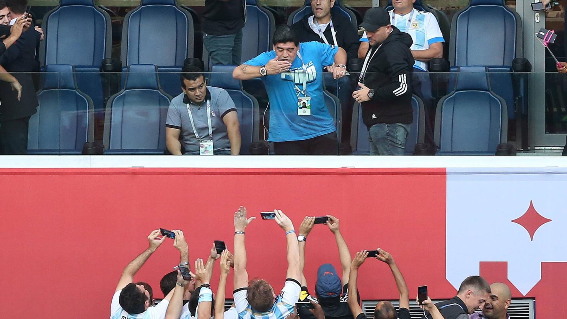 Es beginnt harmlos: Maradona schickt Küsse an argentinische Fans, die Fotos von ihm machen.