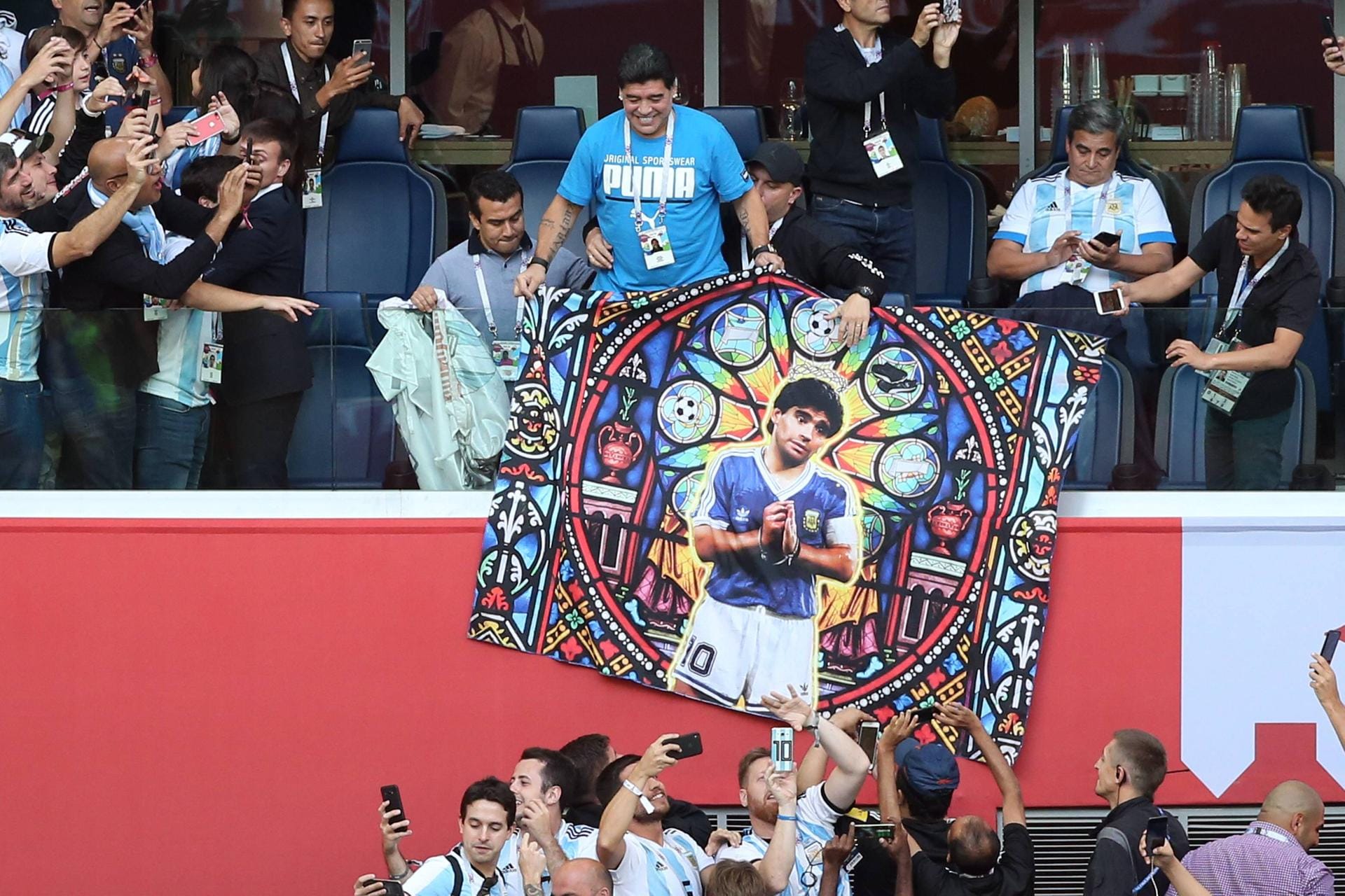 Noch ein paar Selfies: Gleich zwei mal Maradona – als Ikone auf einem Transparent und lächelnd auf der Tribüne.