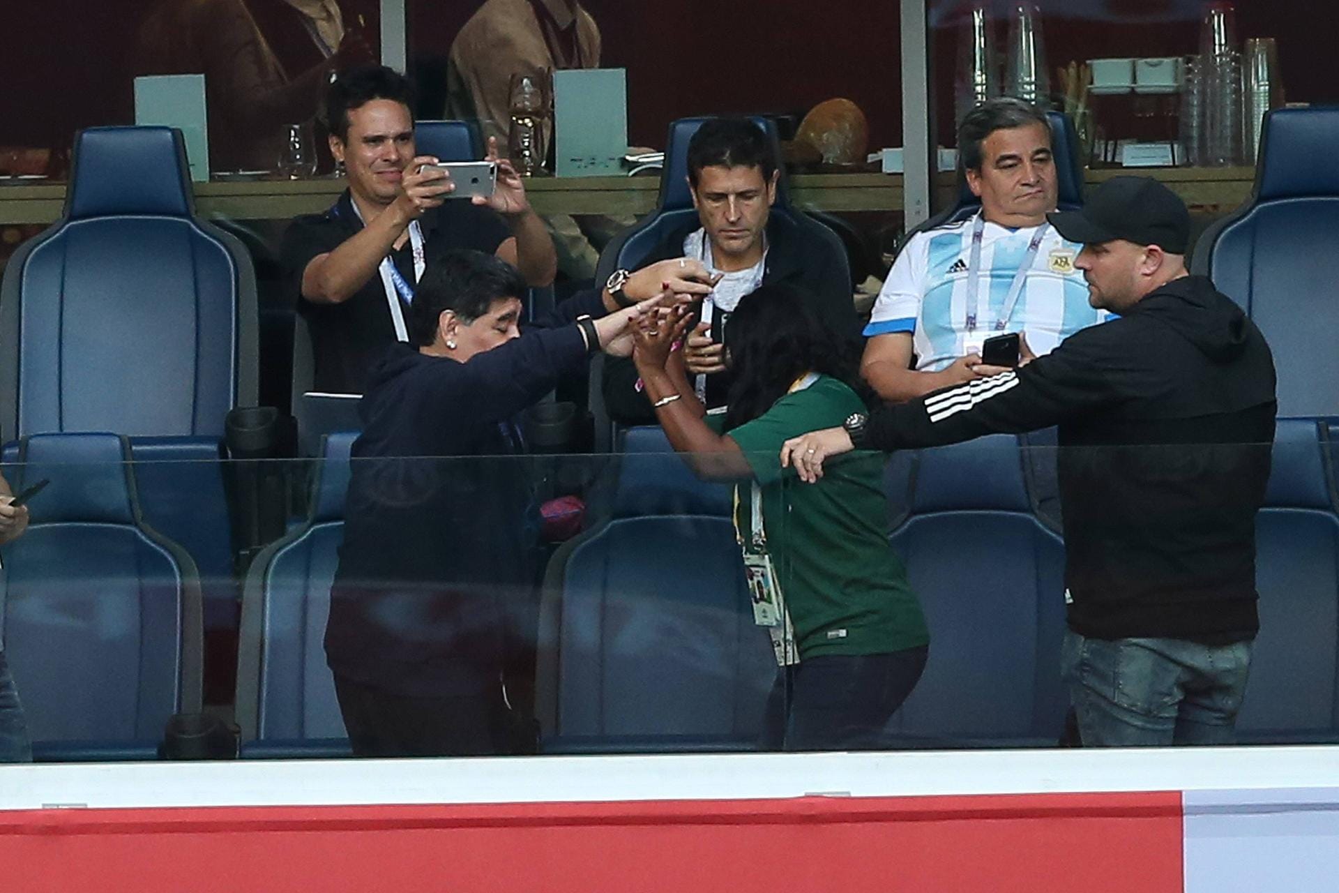 Tribünentanz mit einem weiblichen Fan im Nigeria-Trikot: Zuvor bat Maradona die Sicherheitskräfte die Frau zu ihm durchzulassen.
