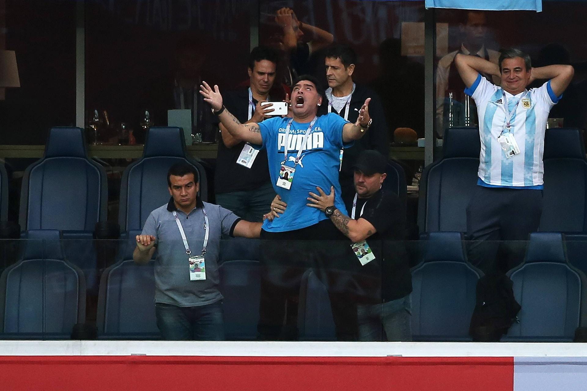 Erstes Tor für die Argentinier: Maradona wird während er jubelt festgehalten.