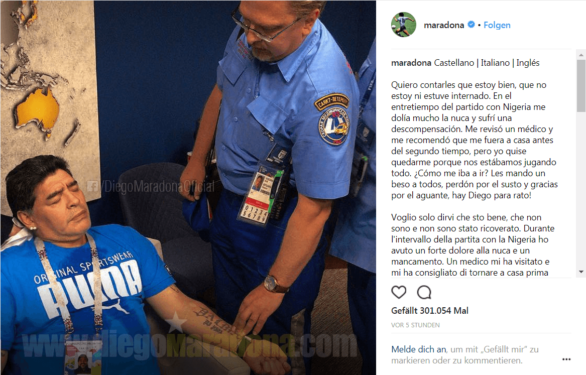 Ein Helfer fühlt Maradona den Puls: Mit diesem Bild hat die Fußball-Legende über Instagram Entwarnung gegeben und versicherte, dass es ihm gut gehe.