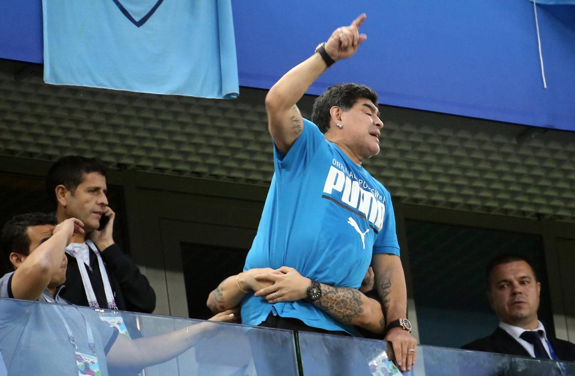 Legende Diego Maradona beim Achtelfinal-Einzug: Auf der Tribüne in St. Petersburg sieht es so aus, als würde "Die Hand Gottes" neben sich stehen. Danach wurde der Star ärztlich versorgt.