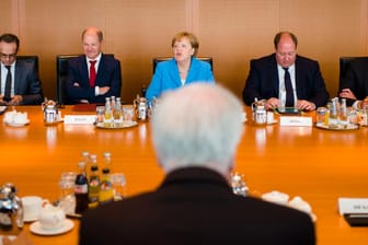 Seehofer auf der einen, Merkel auf der anderen Seite: Die CSU könnte die Regierung sprengen – und Merkel zu Fall bringen. Wie geht es dann weiter?