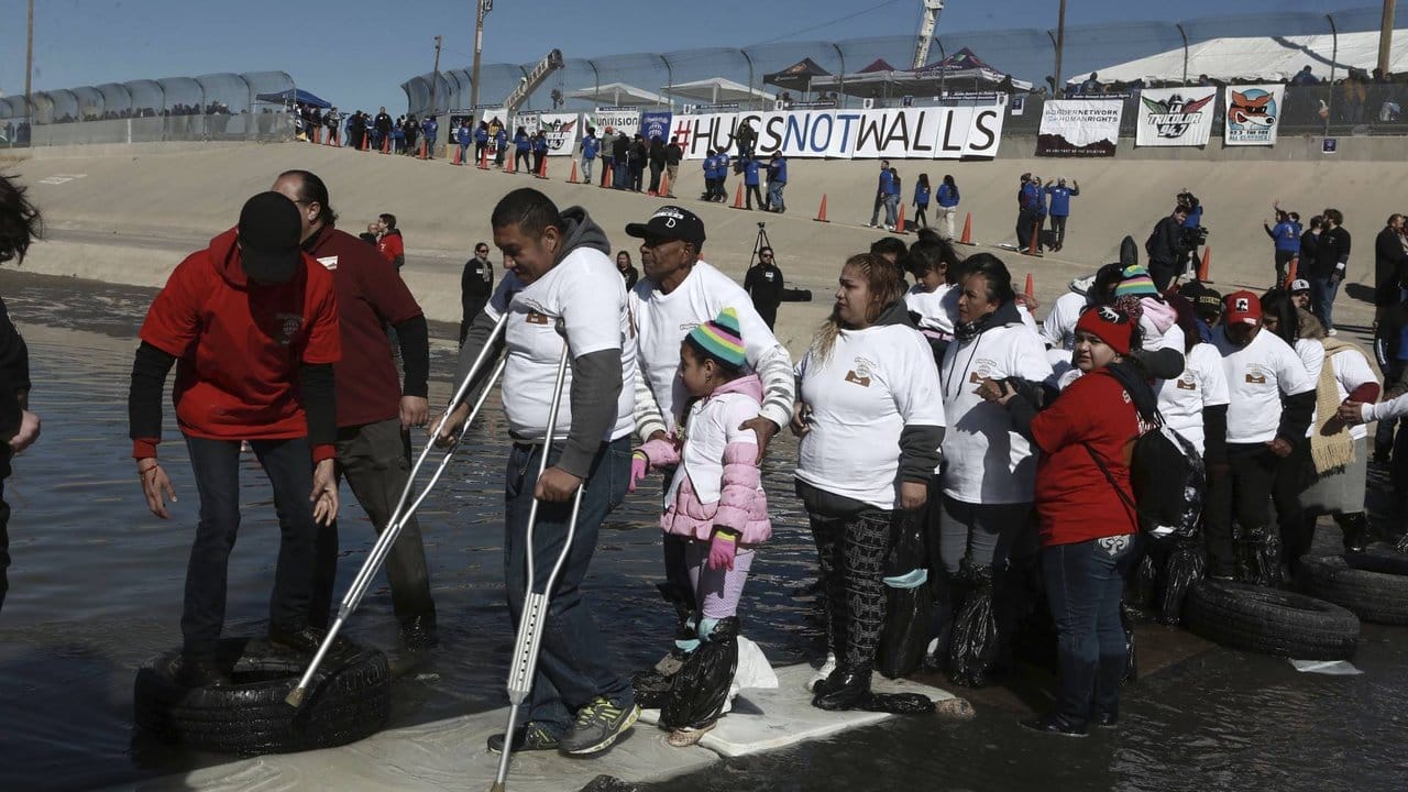 In Trumps USA unerwünscht: Mexikaner überqueren in Ciudad Juarez den Rio Grande um ihre Familien zu treffen, die ihn den USA leben. In Trumps USA unerwünscht: Mexikaner überqueren in Ciudad Juarez den Rio Grande um ihre Familien zu treffen, die ihn den USA leben.