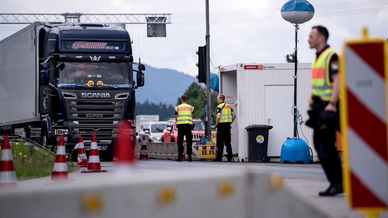 Polizisten kontrollieren an der Kontrollstelle Kiefersfelden an der Autobahn 93 Fahrzeuge, die aus Österreich nach Deutschland kommen. Polizisten kontrollieren an der Kontrollstelle Kiefersfelden an der Autobahn 93 Fahrzeuge, die aus Österreich nach Deutschland kommen.
