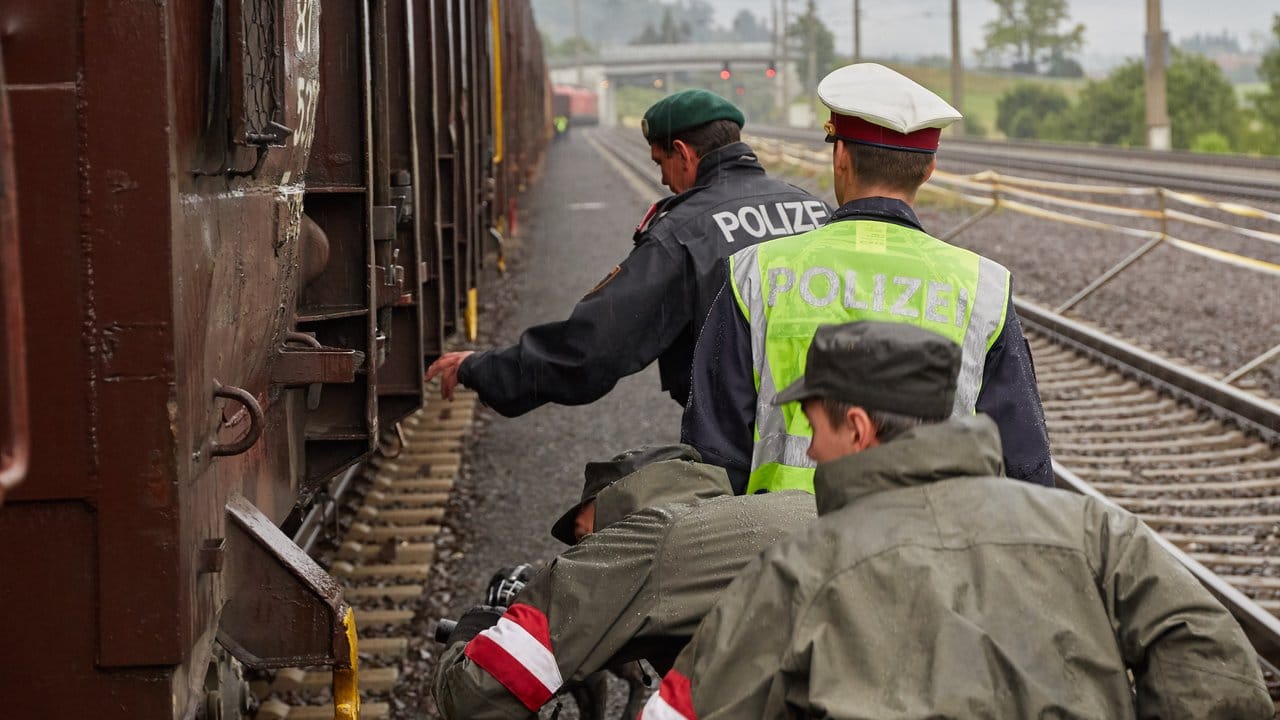 Die Kärntner Polizei untersucht am Bahnhof Thörl-Maglern nahe der italienischen Grenze Güterzüge auf versteckte Flüchtlinge. Die Kärntner Polizei untersucht am Bahnhof Thörl-Maglern nahe der italienischen Grenze Güterzüge auf versteckte Flüchtlinge.