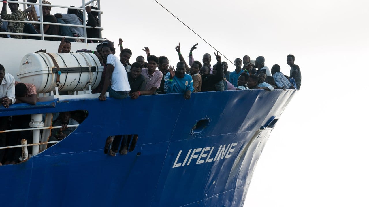 Mehrere EU-Länder wollen Migranten von der "Lifeline" aufnehmen.