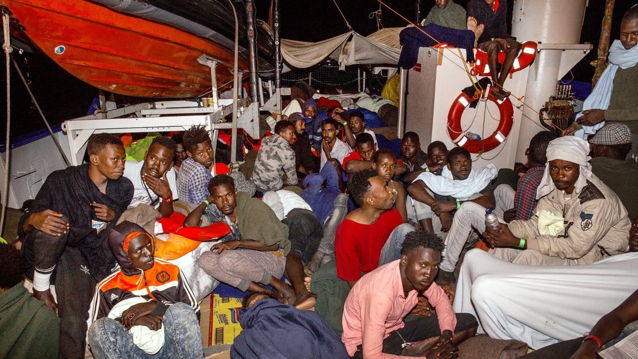 Die Flüchtlinge harren seit vielen Tagen auf der "Lifeline" aus.