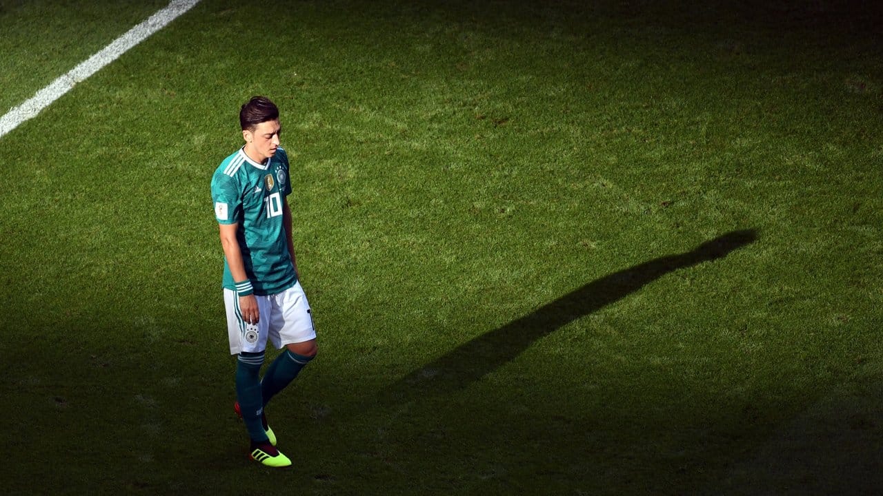 Mesut Özil läuft enttäuscht über den Platz. Mesut Özil läuft enttäuscht über den Platz.