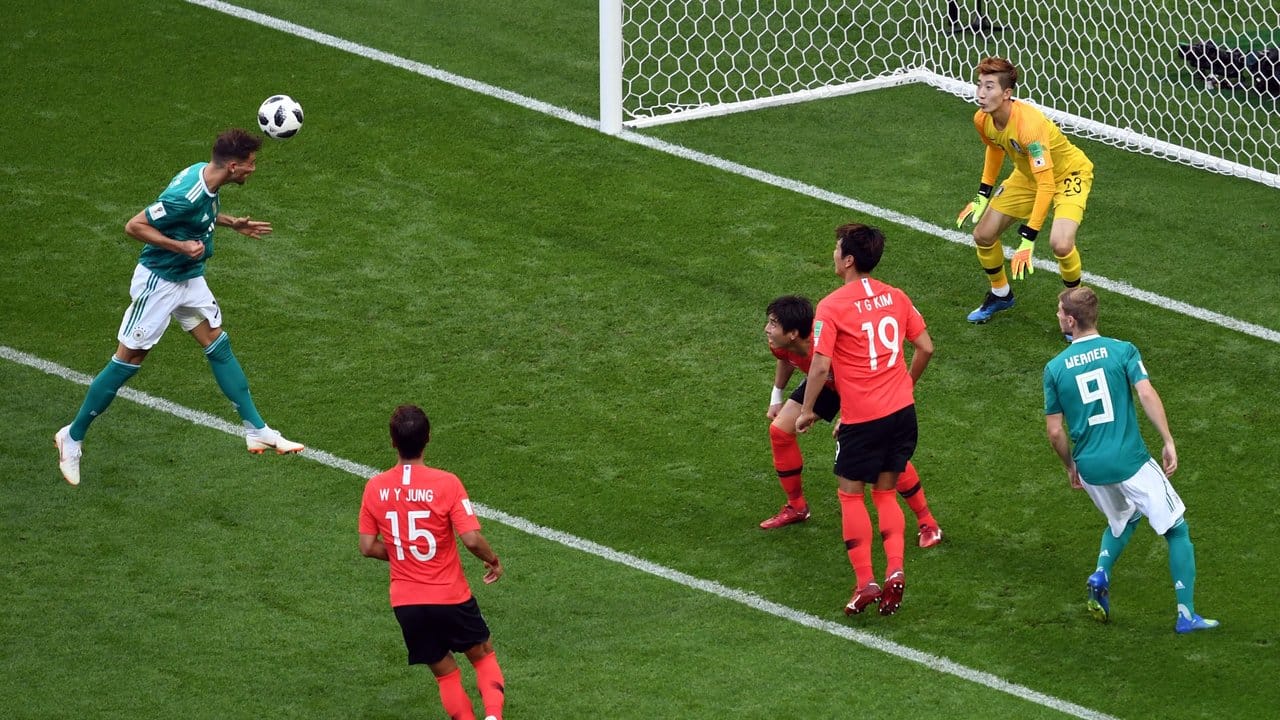 Leon Goretzka scheitert mit seinem Kopfball an Hyeo-Nuh Jo. Leon Goretzka scheitert mit seinem Kopfball an Hyeo-Nuh Jo.