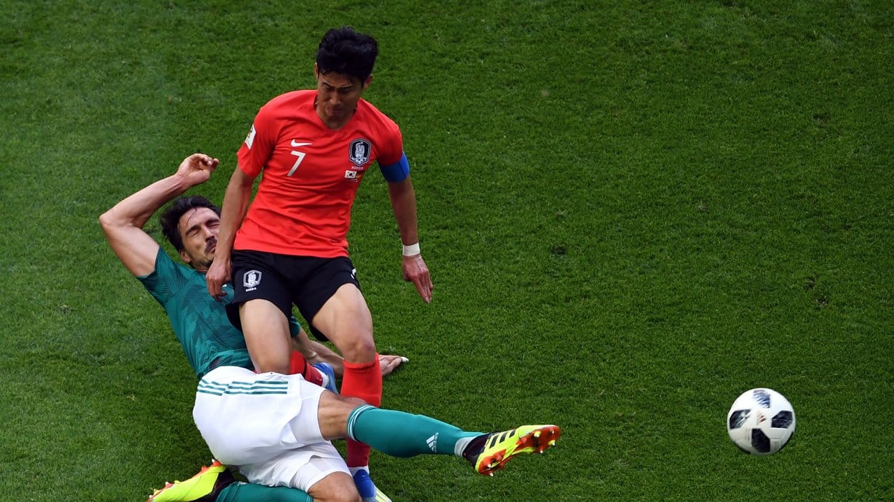 Mats Hummels kommt vor Heung-Min Son an den Ball. Mats Hummels kommt vor Heung-Min Son an den Ball.