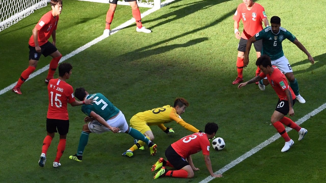 Torwart Hyeo-Nuh Jo kann den Torschuss von Mats Hummels abwehren. Torwart Hyeo-Nuh Jo kann den Torschuss von Mats Hummels abwehren.