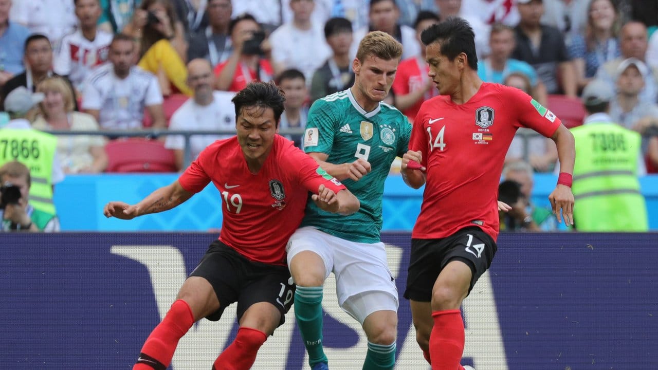 Timo Werner (M) kommt nicht an zwei Südkoreanern vorbei. Timo Werner (M) kommt nicht an zwei Südkoreanern vorbei.