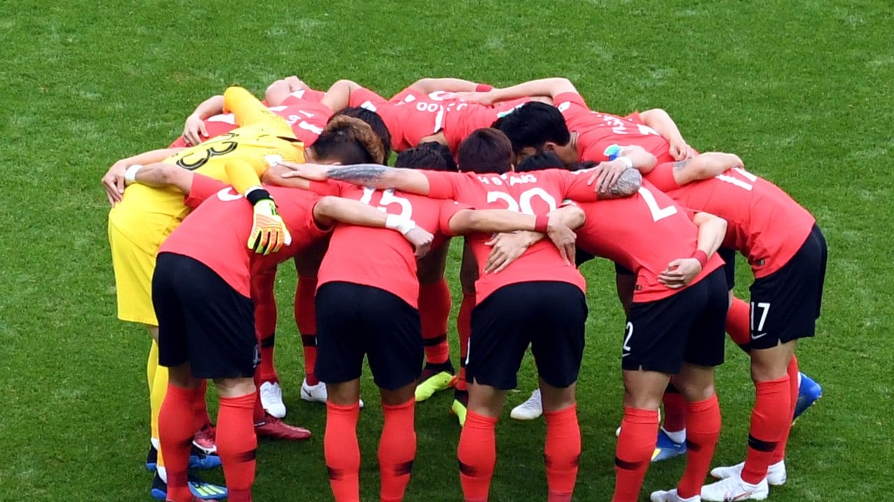 Die Mannschaft aus Südkorea schwört sich vor dem Spiel auf dem Rasen ein. Die Mannschaft aus Südkorea schwört sich vor dem Spiel auf dem Rasen ein.