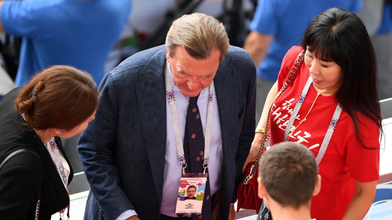 Deutschland oder Südkorea? Gerhard Schröder (M) und seine koreanische Frau Soyeon Kim (r) kommen ins Stadion. Deutschland oder Südkorea? Gerhard Schröder (M) und seine koreanische Frau Soyeon Kim (r) kommen ins Stadion.