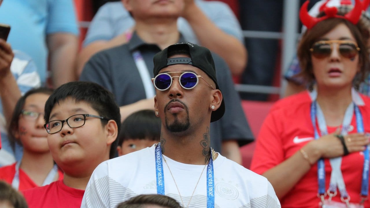 Jerome Boateng muss das Spiel wegen seiner Gelb-Roten Karte von der Tribüne aus verfolgen. Jerome Boateng muss das Spiel wegen seiner Gelb-Roten Karte von der Tribüne aus verfolgen.