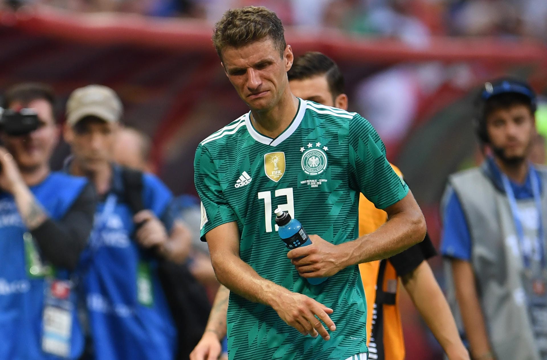 Thomas Müller verlässt niedergeschlagen das Stadion.