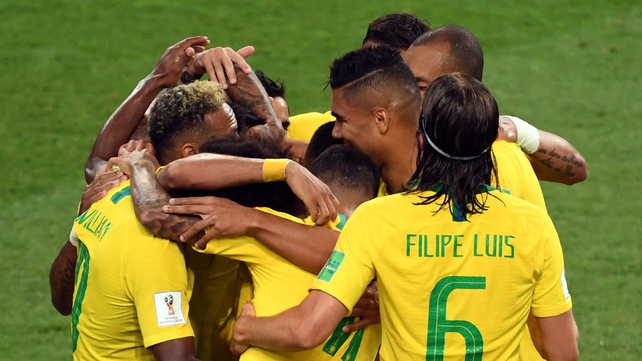 Nach dem Führungstreffer durch Paulinho ist die Freude bei den Brasilianern groß.