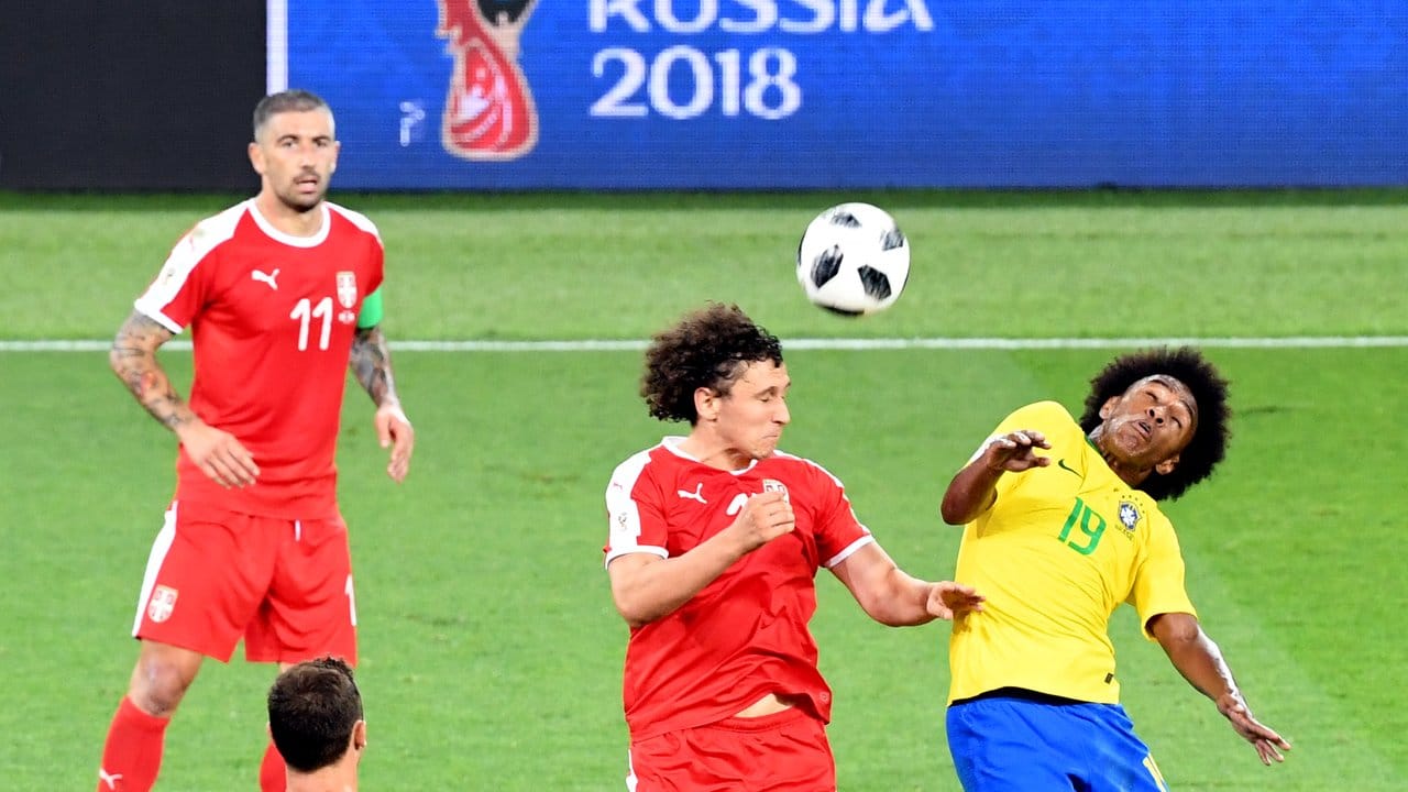 Brasiliens Willian verliert das Kopfballduell gegen Milos Veljkovic.