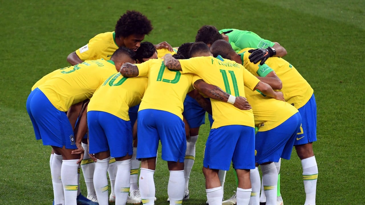 Die brasilianische Mannschaft präsentiert sich vor dem Spiel als geschlossene Einheit.