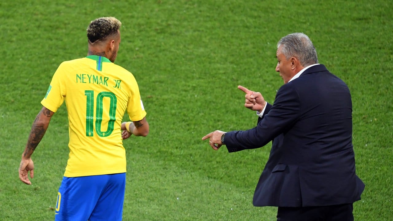 Brasiliens Trainer Tite gibt seinem Superstar Neymar taktische Anweisungen.