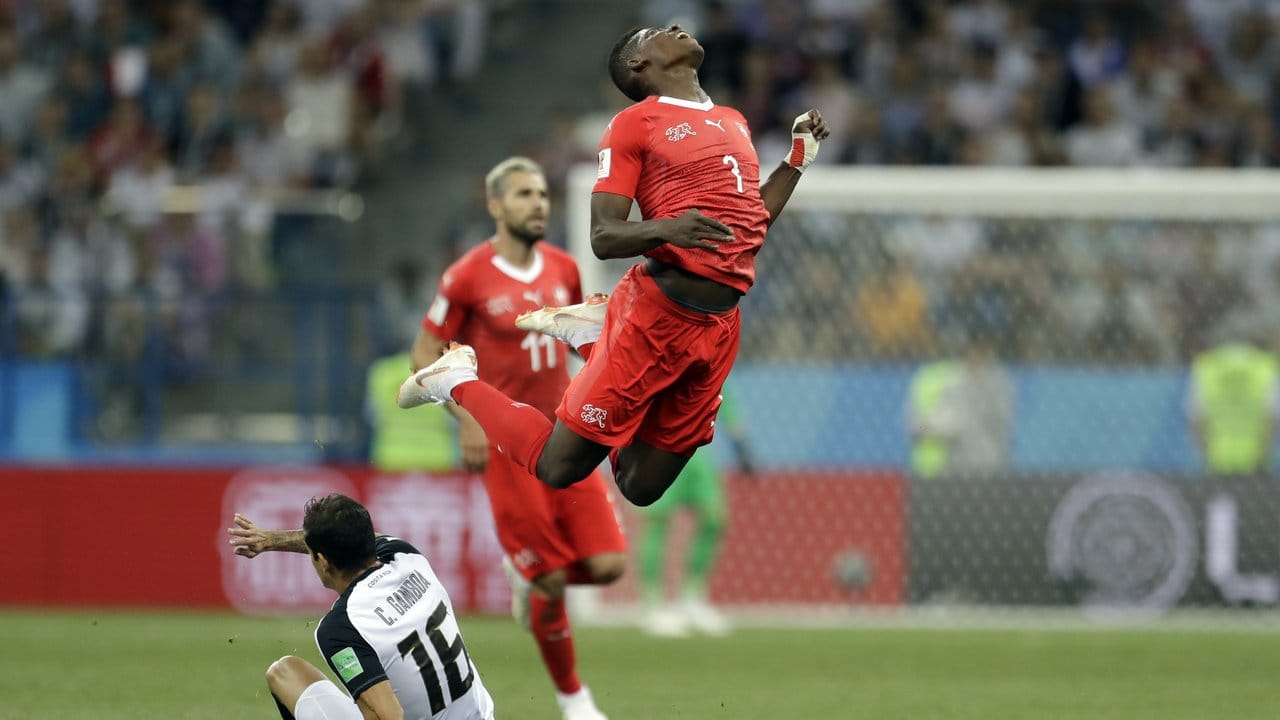 Cristian Gamboa (l) foult den Schweizer Breel Embolo (r). Cristian Gamboa (l) foult den Schweizer Breel Embolo (r).
