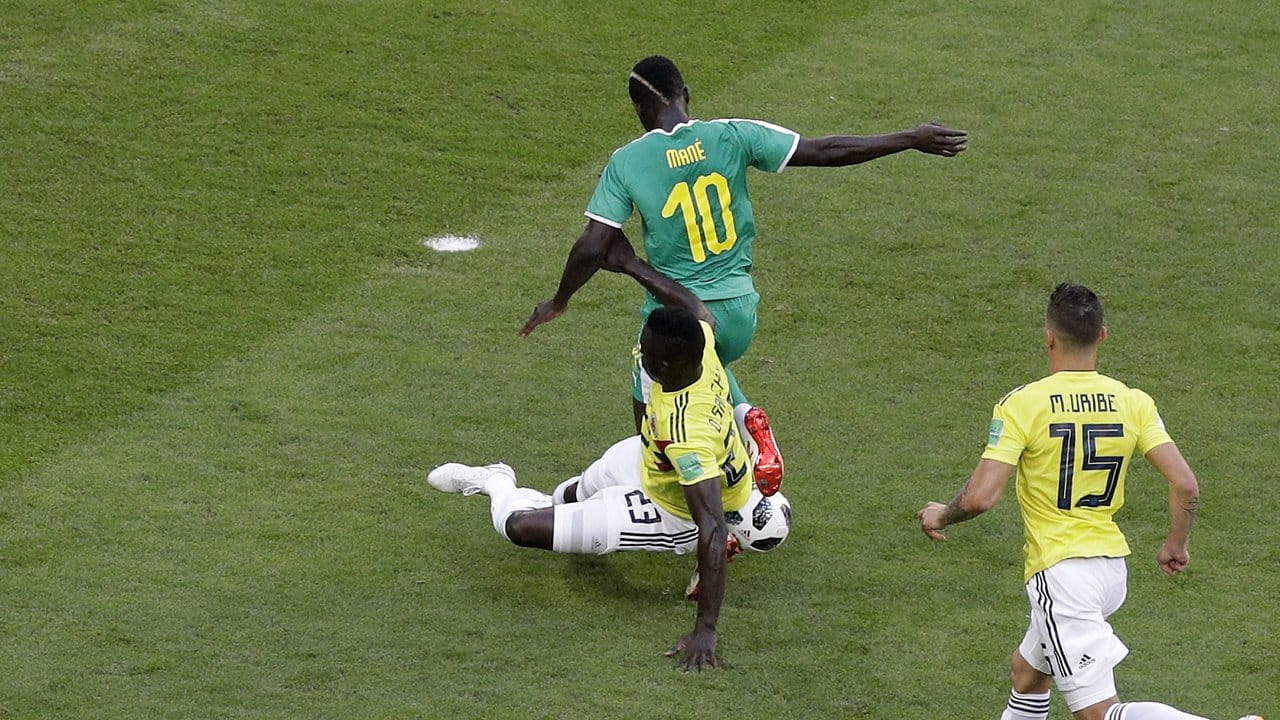 Kritische Szene: Davinson Sanchez (l) im Strafraum-Zweikampf mit Senegals Sadio Mane. Kritische Szene: Davinson Sanchez (l) im Strafraum-Zweikampf mit Senegals Sadio Mane.