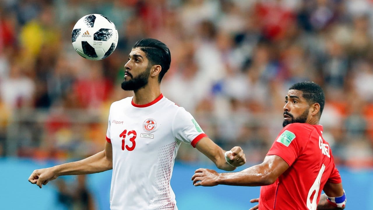 Der Tunesier Ferjani Sassi (l) behauptet den Ball gegen Gabriel Gomez aus Panama.