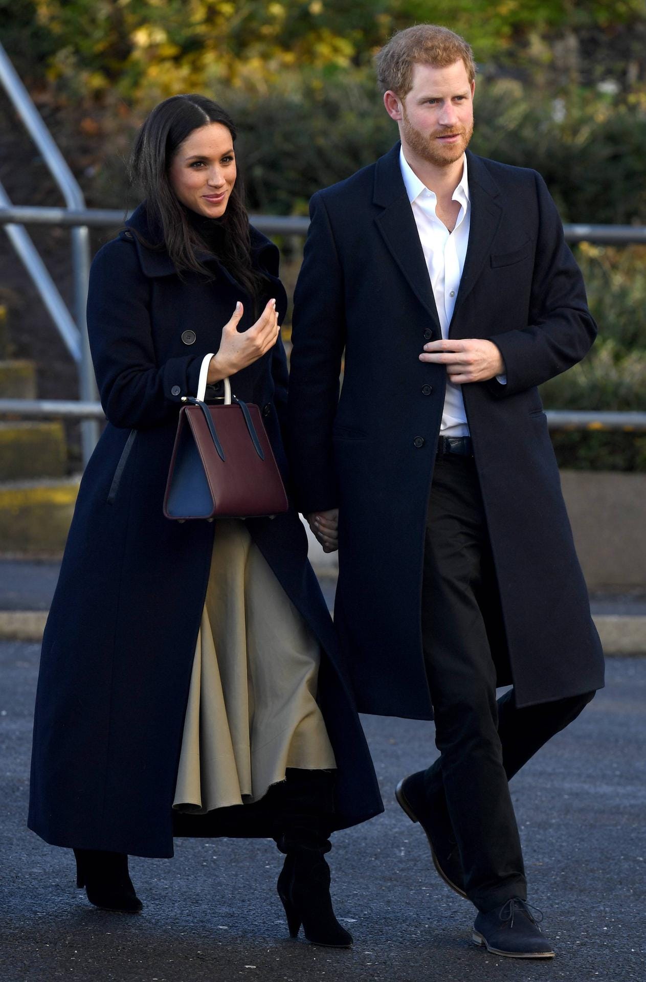 2017: Im Dezember absolvierten Herzogin Meghan und Prinz Harry ihren ersten öffentlichen Termin in Nottingham. Wieder wählte sie ein Outfit in gedeckten Tönen.