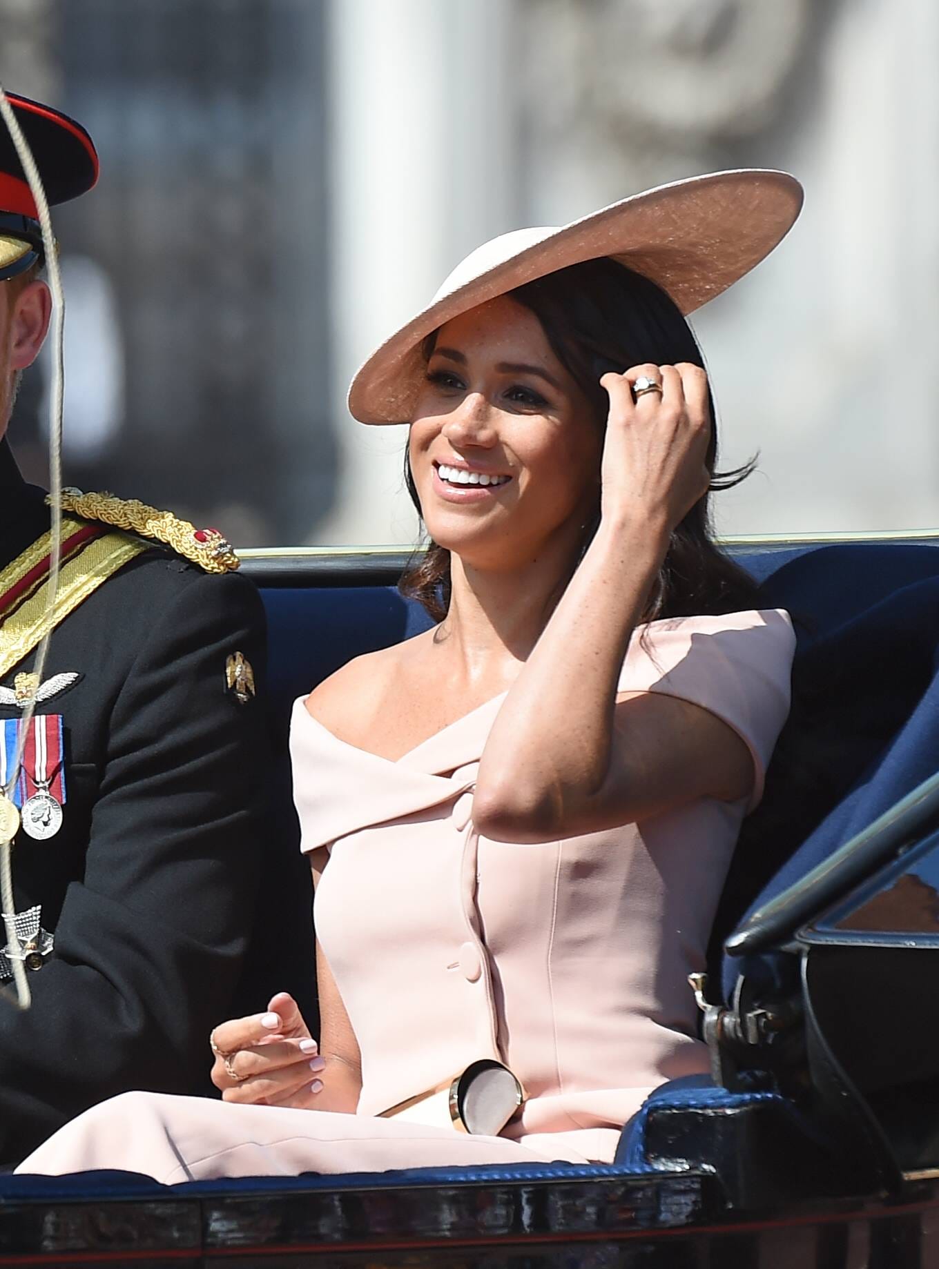 Juni 2018: Die Geburtstagsfeierlichkeiten der Queen begeht Herzogin Meghan in einem roséfarbenen Traumkleid mit Carmen-Ausschnitt.