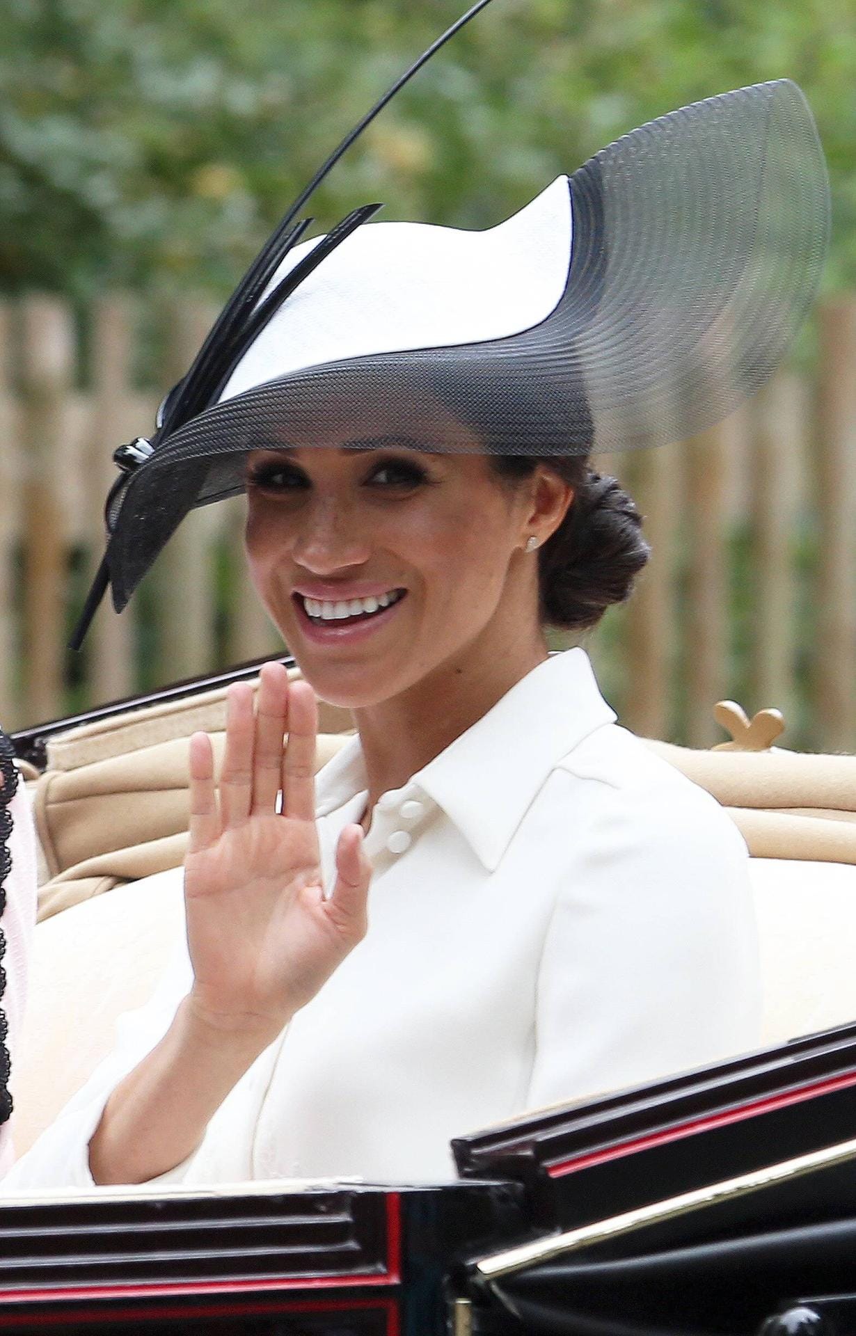 Juni 2018: In Ascot trumpft die Ehefrau von Prinz Harry in einem strahlend weißen Hemdblusenkleid auf.