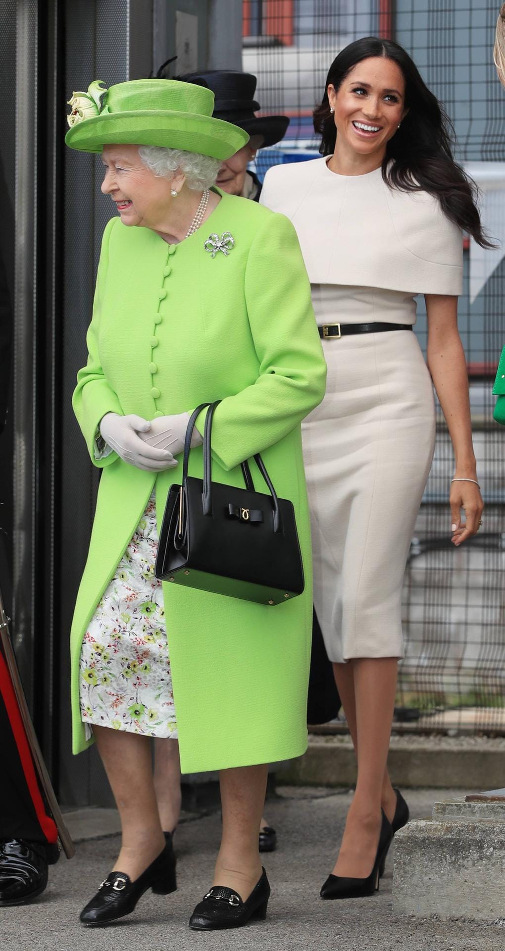 Juni 2018: Während die Queen beim ersten Solo-Termin von Meghan in Grün triumphiert, wählt die Herzogin von Sussex erneut ein Kleid in Creme.