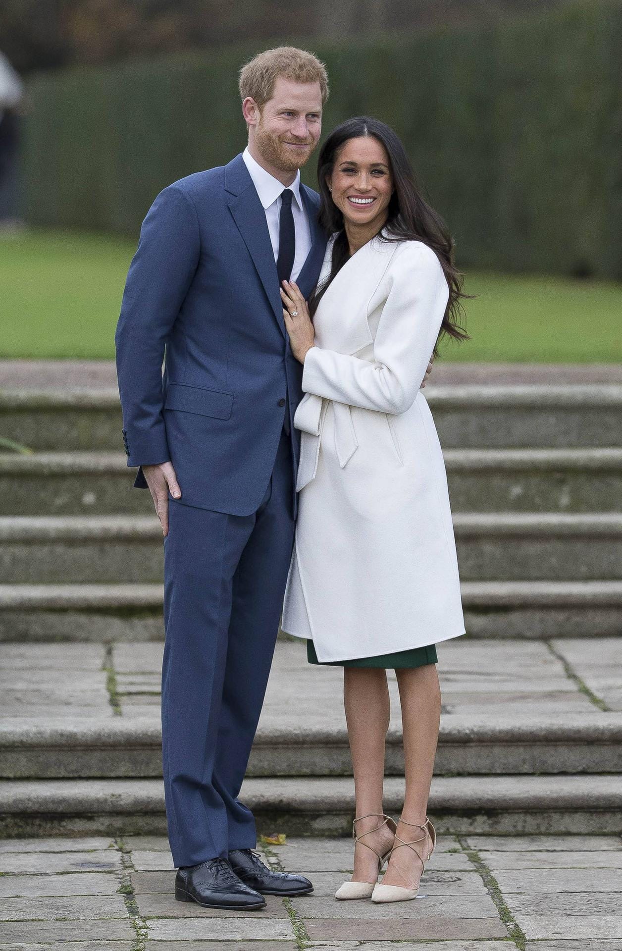 2017: Beim Fototermin zur Verlobung mit Prinz Harry trug Meghan ein dunkelgrünes Kleid, das unter einem hellen Mantel hervorblitzte.