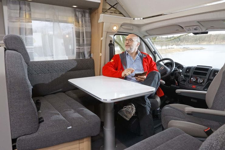Adria Coral XL Plus 670 SL: Das Alkovenbett lässt sich hochklappen. So kommt man leichter ins Fahrerhaus oder hat mehr Kopffreiheit beim Essen.