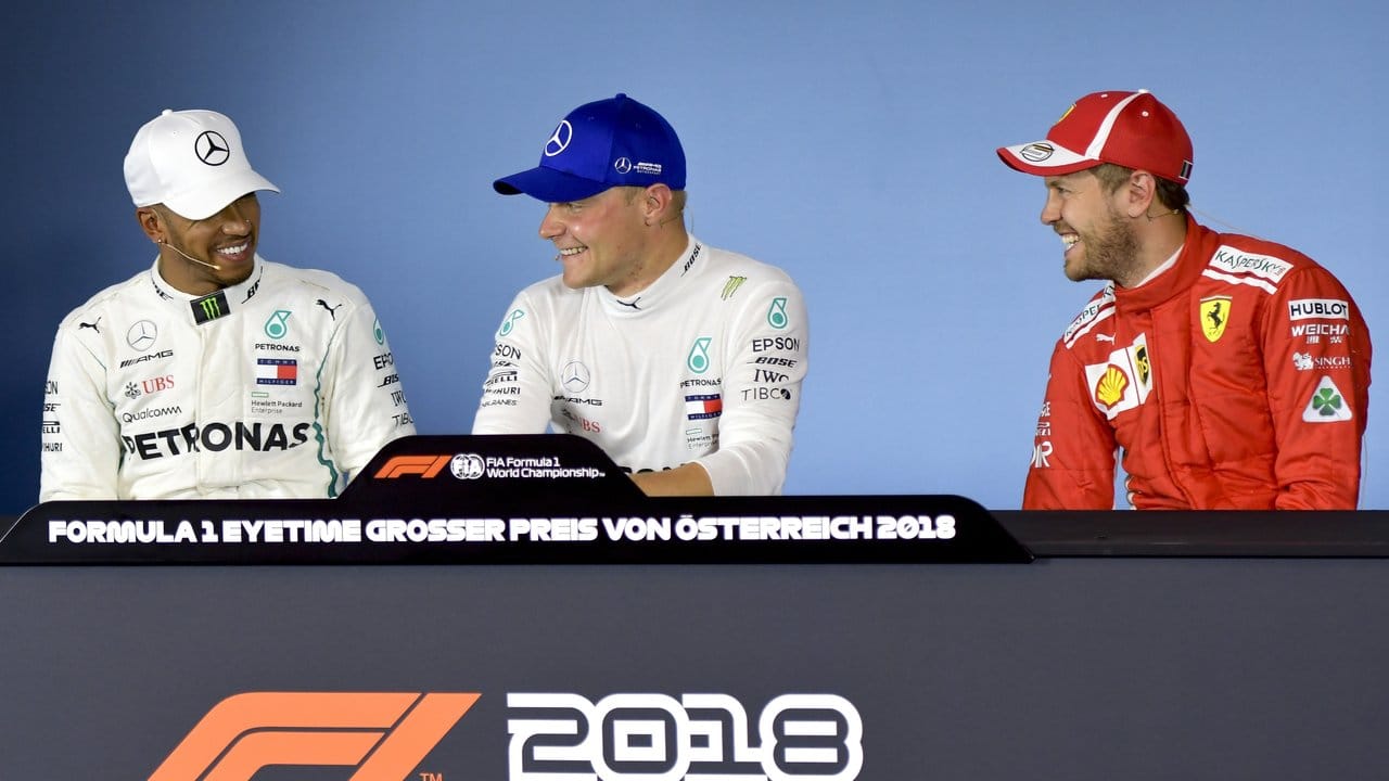 Nach dem Qualifying sitzen Lewis Hamilton (l-r), Valtteri Bottas und Sebastian Vettel bei der Pressekonferenz auf dem Podium.