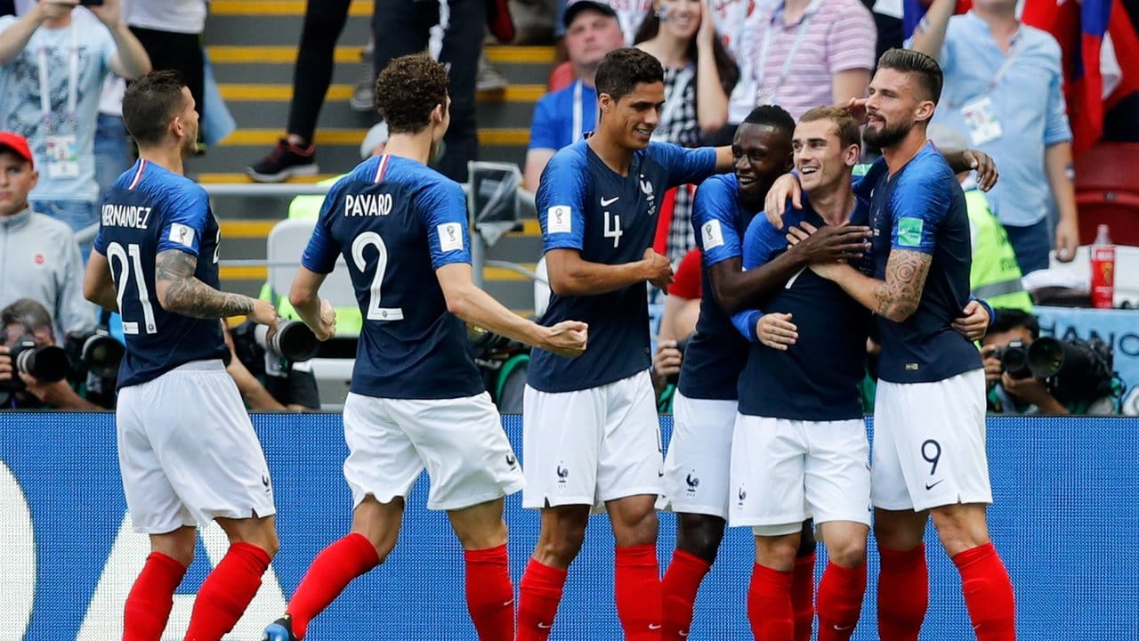 Frankreichs Mannschaft bejubelt den Führungstreffer.