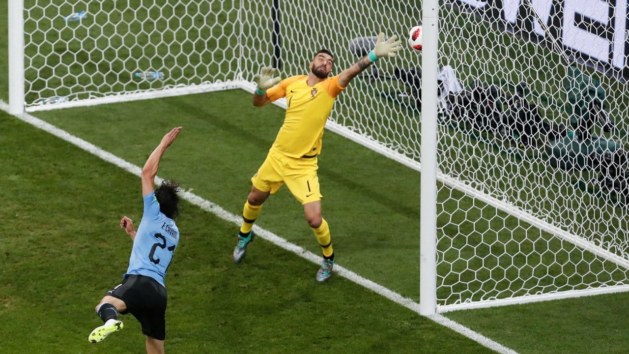 Uruguays Edinson Cavani (l) trifft zum 1:0 in das Tor von Torwart Rui Patricio aus Portugal (r). Uruguays Edinson Cavani (l) trifft zum 1:0 in das Tor von Torwart Rui Patricio aus Portugal (r).