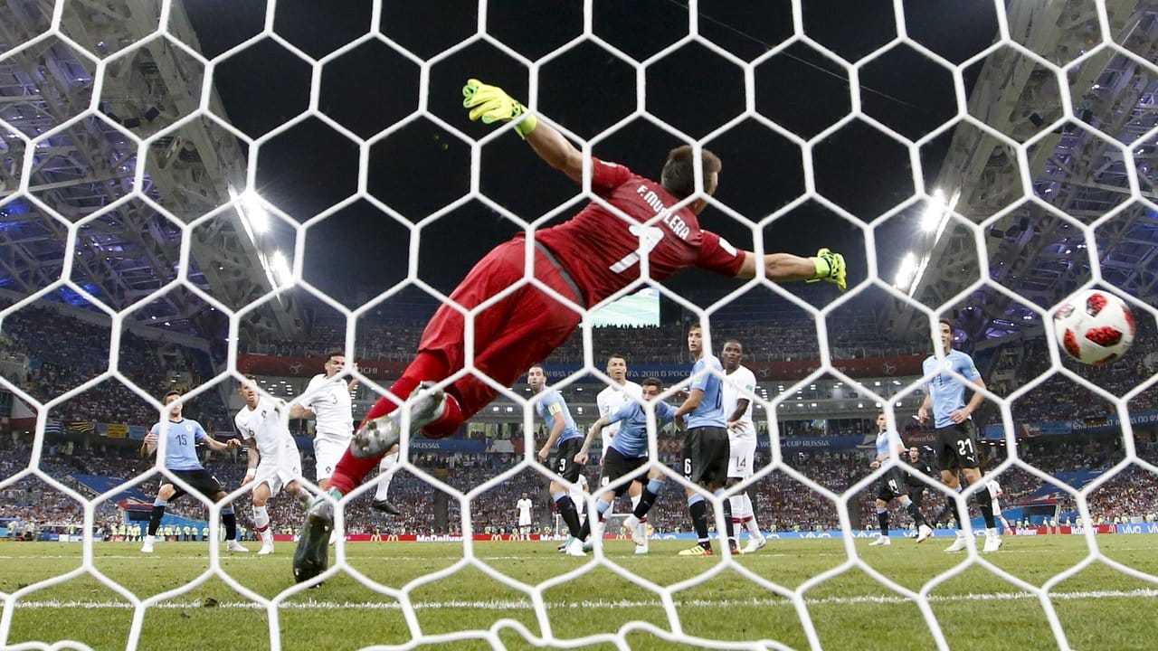 Uruguays Torwart Fernando Muslera (M) kann das Tor zum 1:1 nicht verhindern. Uruguays Torwart Fernando Muslera (M) kann das Tor zum 1:1 nicht verhindern.