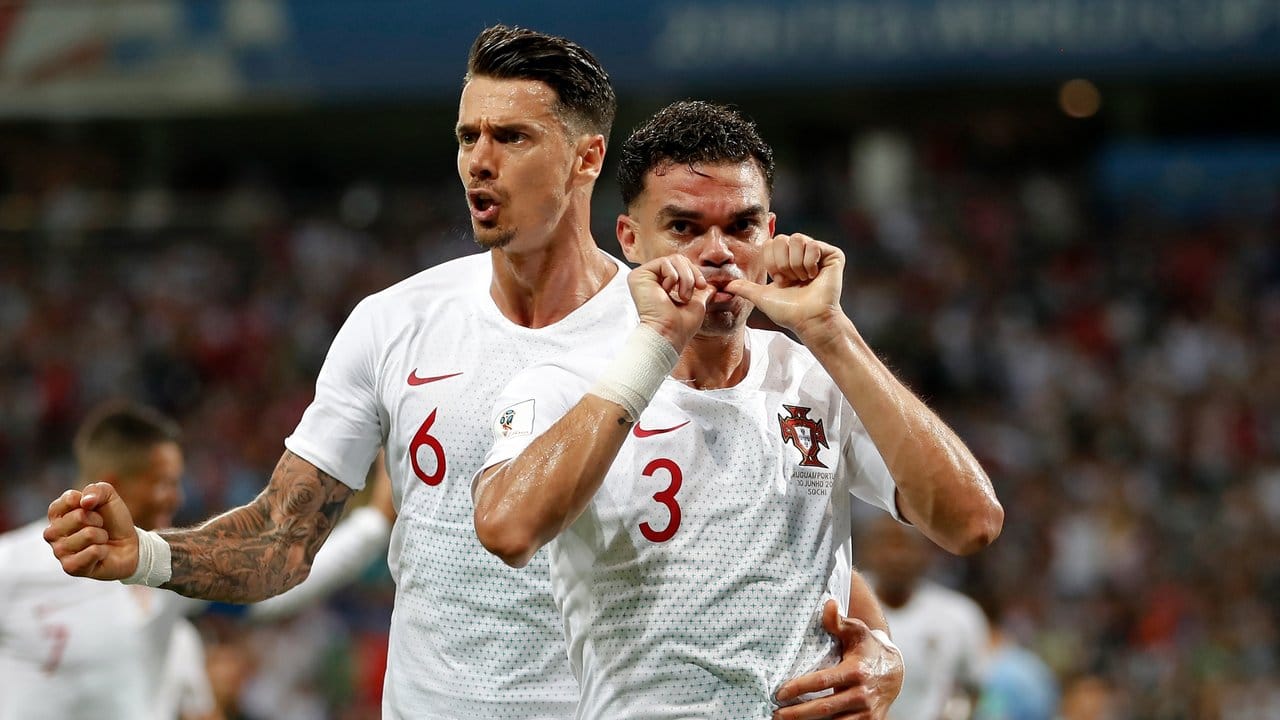 Portugals Pepe (r) feiert seinen Treffer zum Ausgleich. Portugals Pepe (r) feiert seinen Treffer zum Ausgleich.