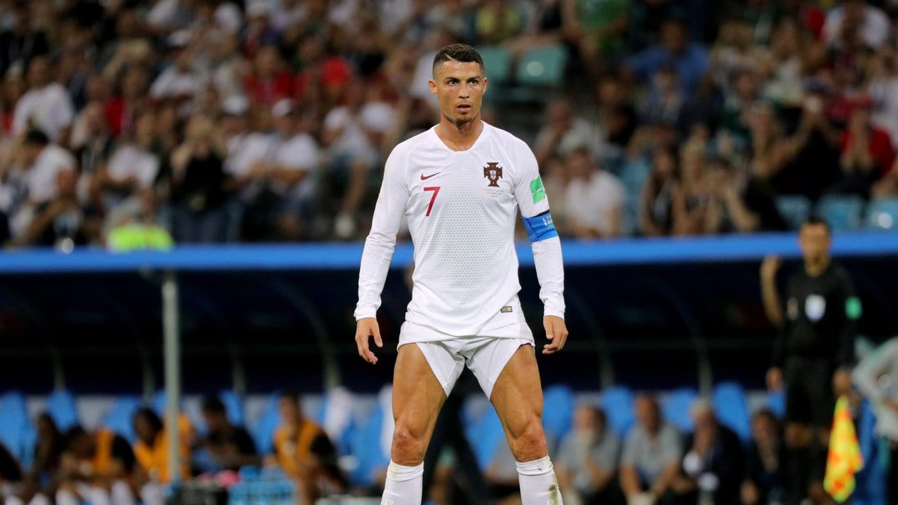 Cristiano Ronaldo konzentriert sich auf seinen Freistoss.