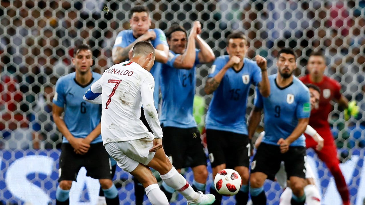 Cristiano Ronaldo (vorn) scheitert mit seinem Schuss an der Mauer Uruguays.